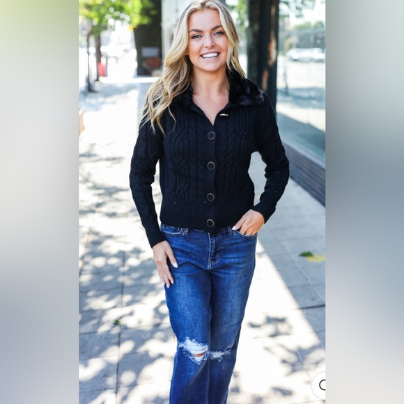 NWT ENTRO BLACK BUTTON DOWN FAUX FUR COLLAR CARDIGAN - Picture 2 of 8